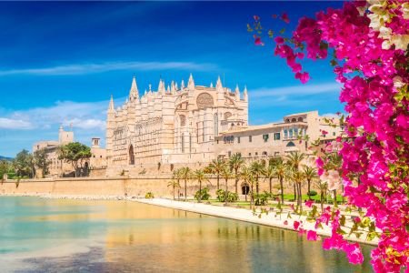 Best country to retire.  Retiring in Spain: Palma de Mallorca cathedral by the waterfront